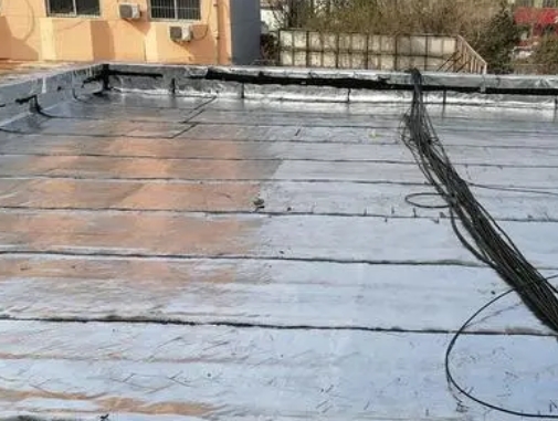 阳春卫生间漏水维修公司分享下阳春屋面楼顶防水刚性防水层施工要点。